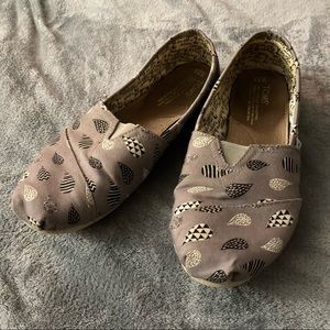 “Singing in the Rain” grey Toms